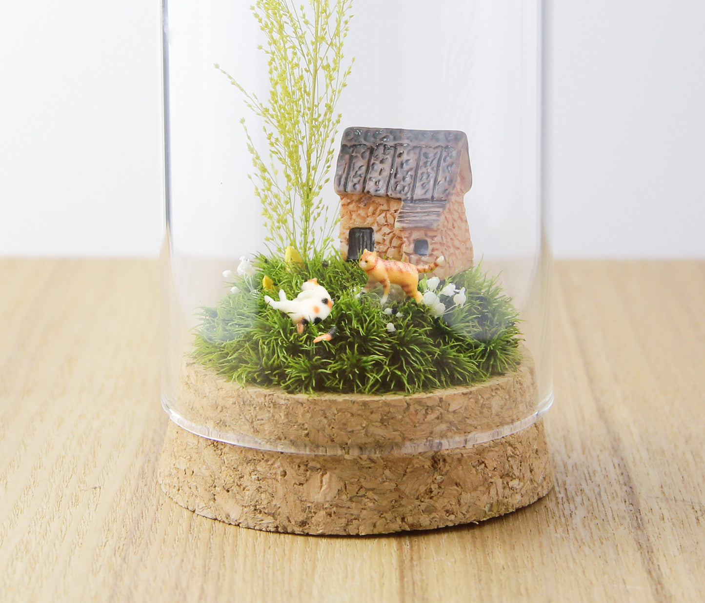 《在庫限り》ネコ2匹_草原の家 [φ60mm]《プリザーブド苔テラリウム》